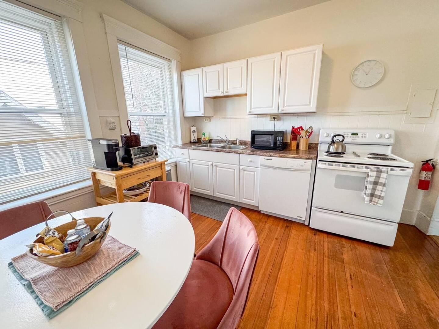 Sunny,Spacious, Sleeps 4, Steps To Mbta,Hospitals Brookline Exterior foto